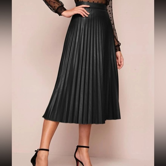 Black  pleated vegan leather midi skirt - Picture 8 of 8